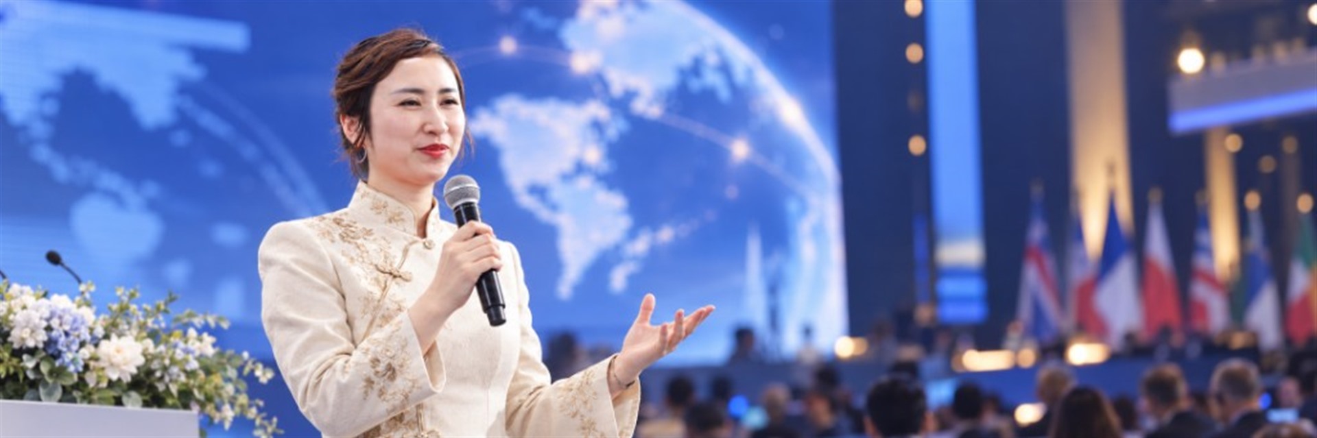 刘燕上台演说
