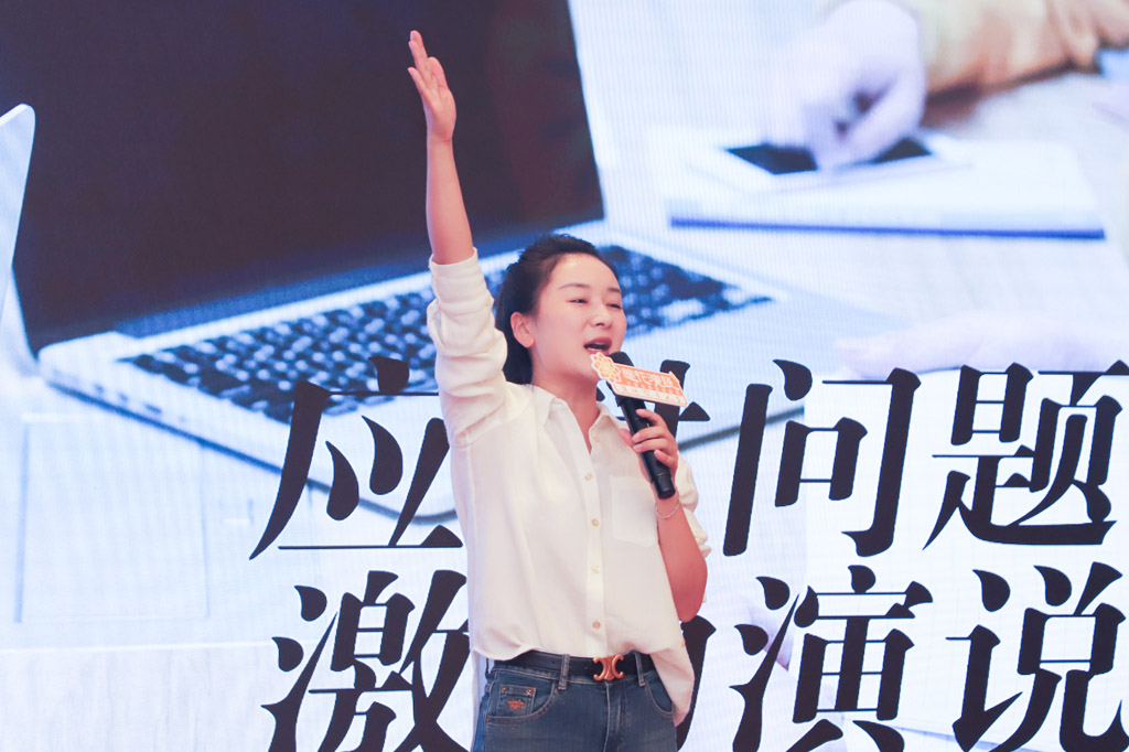 学员拿起麦克风表达