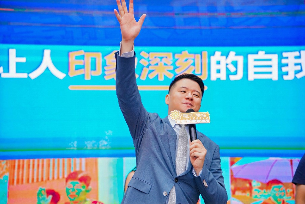 周双明在莲花演说课堂进行演讲训练示范